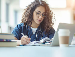 Imagen: Estudiante con laptop