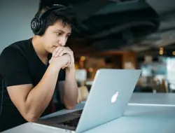 Imagen: Estudiante con laptop